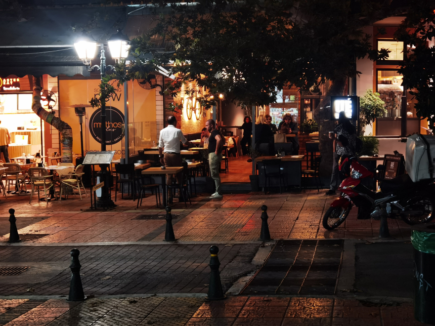 Κηφισιά : «Είχε γάντια κουζίνας και ήταν γεμάτος αίματα, μαχαίρωσε το παιδί που δούλευε στο μπαρ» λέει αυτόπτης μάρτυρας