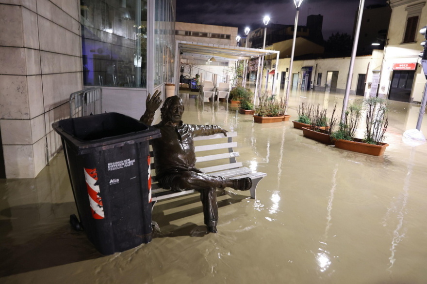 Η κακοκαιρία «Ciaran» χτυπά αλύπητα την Ευρώπη - Τουλάχιστον 10 οι νεκροί, δείτε τις εικόνες καταστροφής 