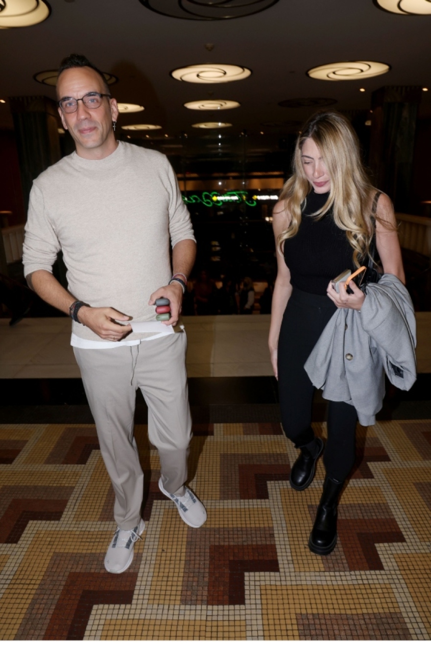 Πάνος Μουζουράκης - Μαριλού Κοζάρη: Πήγαν στο θέατρο - Δείτε φωτογραφίες