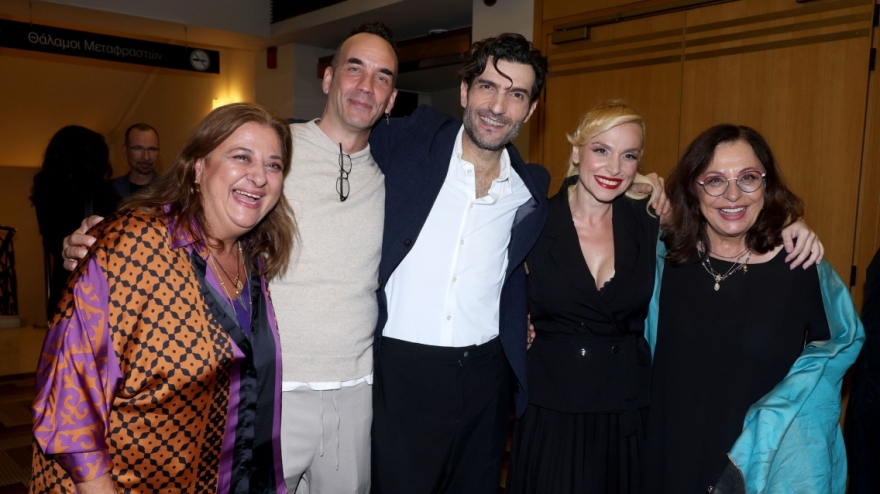 Πάνος Μουζουράκης - Μαριλού Κοζάρη: Πήγαν στο θέατρο - Δείτε φωτογραφίες