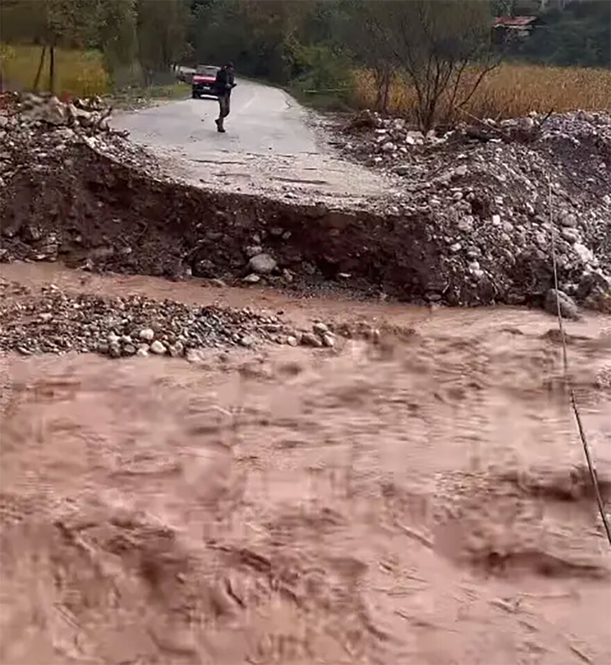 Κακοκαιρία: Αποκλείστηκαν χωριά στην Καλαμπάκα, εκκενώθηκαν στην Αχαΐα - Πού υπάρχουν προβλήματα (βίντεο & φωτογραφίες)