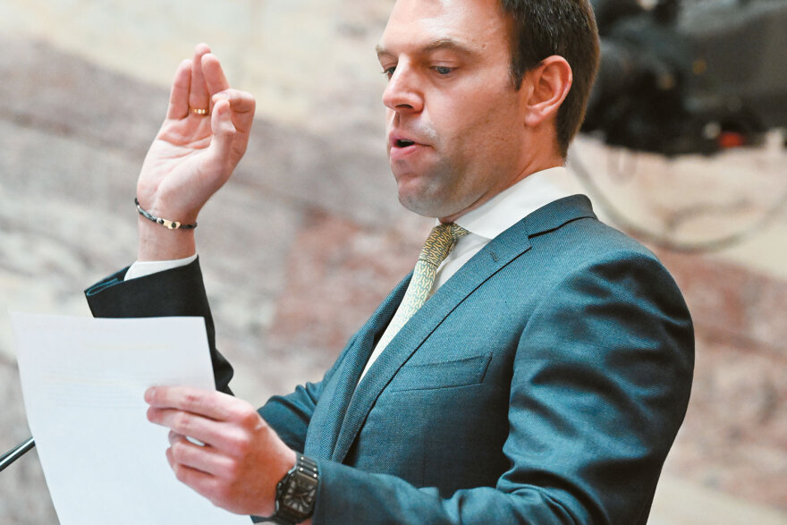 Η μακρά ιστορία των καρατομήσεων στην Αριστερά - «Καλά, σύντροφε, εσύ διαγράφηκες νωρίς» 