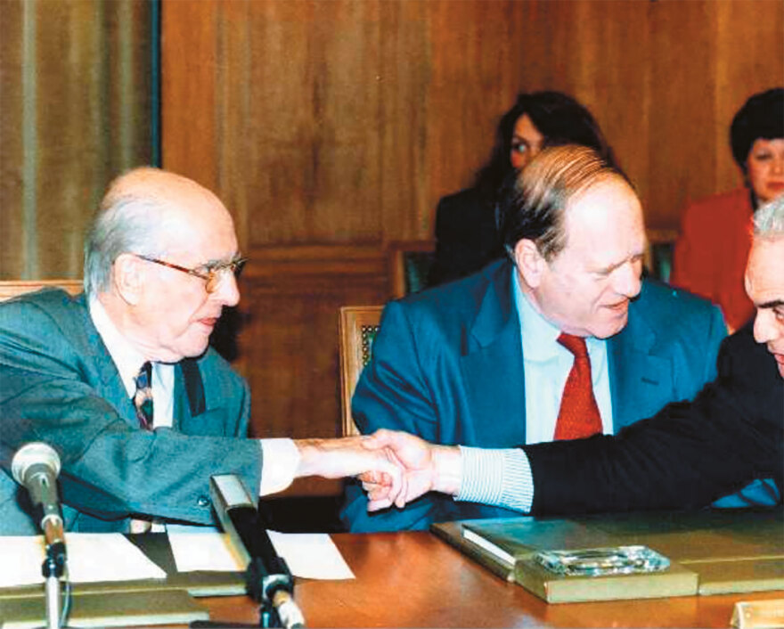 Η μακρά ιστορία των καρατομήσεων στην Αριστερά - «Καλά, σύντροφε, εσύ διαγράφηκες νωρίς» 