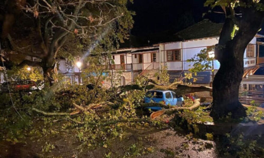 Κακοκαιρία: Αποκλείστηκαν χωριά στην Καλαμπάκα, εκκενώθηκαν στην Αχαΐα - Πού υπάρχουν προβλήματα (βίντεο & φωτογραφίες)