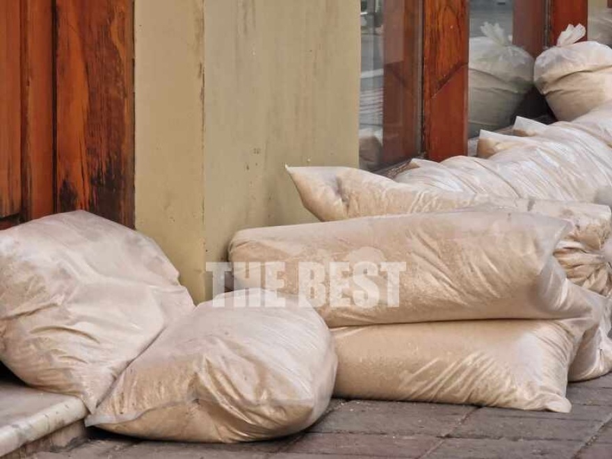 Κακοκαιρία – Πάτρα: Μαγαζάτορες βάζουν τσουβάλια με άμμο για να «οχυρωθούν» - Δείτε φωτογραφίες