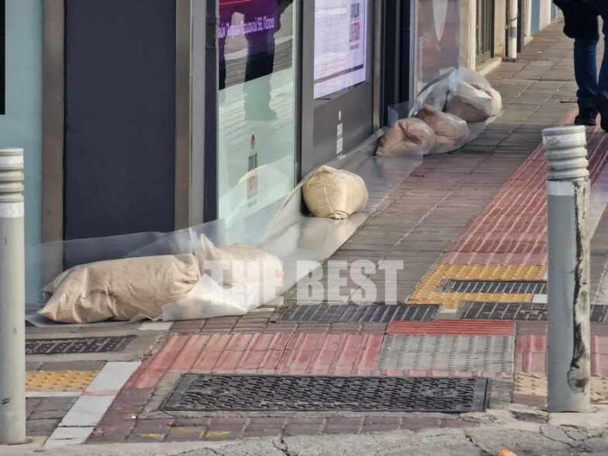 Κακοκαιρία – Πάτρα: Μαγαζάτορες βάζουν τσουβάλια με άμμο για να «οχυρωθούν» - Δείτε φωτογραφίες