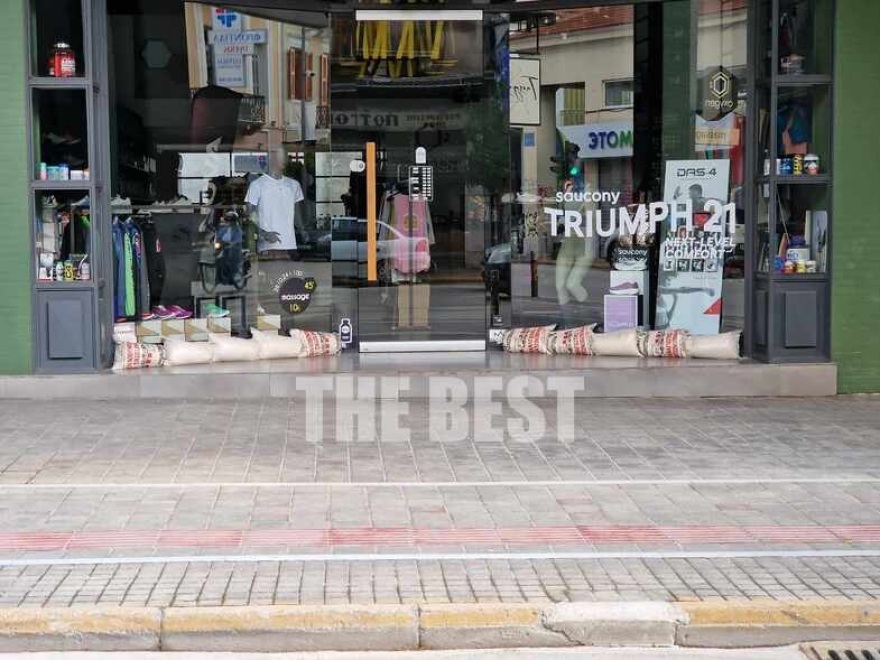 Κακοκαιρία – Πάτρα: Μαγαζάτορες βάζουν τσουβάλια με άμμο για να «οχυρωθούν» - Δείτε φωτογραφίες