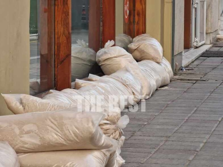 Κακοκαιρία – Πάτρα: Μαγαζάτορες βάζουν τσουβάλια με άμμο για να «οχυρωθούν» - Δείτε φωτογραφίες