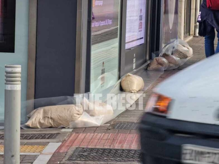 Κακοκαιρία – Πάτρα: Μαγαζάτορες βάζουν τσουβάλια με άμμο για να «οχυρωθούν» - Δείτε φωτογραφίες