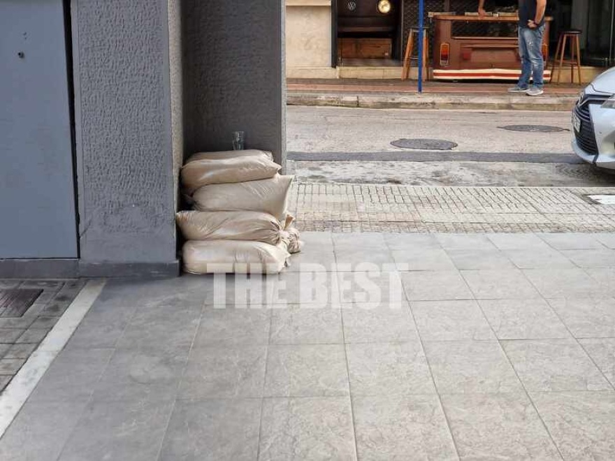 Κακοκαιρία – Πάτρα: Μαγαζάτορες βάζουν τσουβάλια με άμμο για να «οχυρωθούν» - Δείτε φωτογραφίες