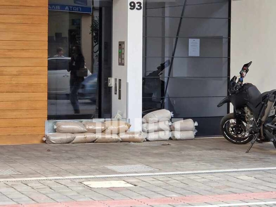 Κακοκαιρία – Πάτρα: Μαγαζάτορες βάζουν τσουβάλια με άμμο για να «οχυρωθούν» - Δείτε φωτογραφίες