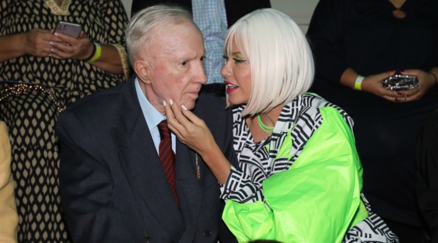 Κωνσταντίνος Πλεύρης: Κι άλλη εμφάνιση σε σόου μόδας με την Τζόρτζια Σιακαβάρα ντυμένη στα μωβ