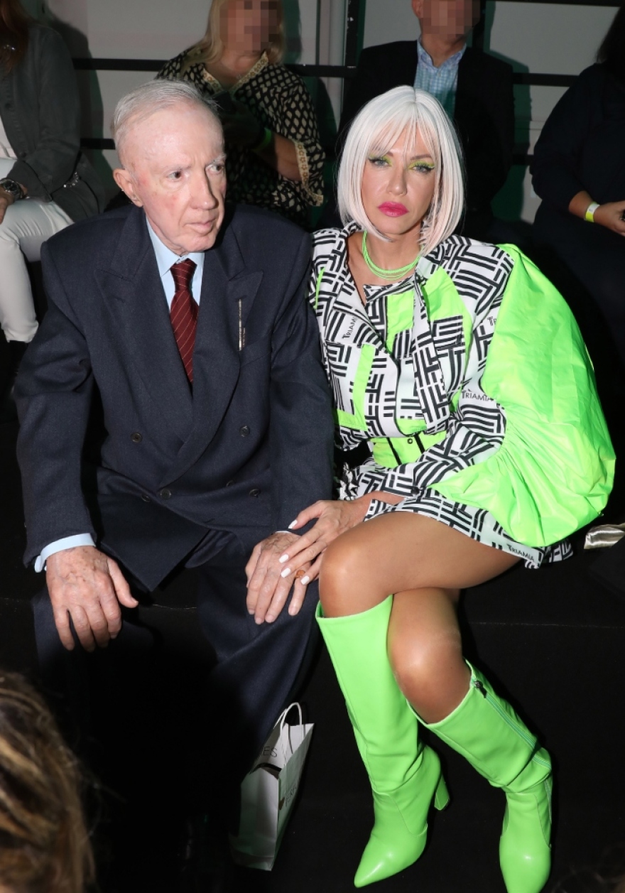 Κωνσταντίνος Πλεύρης: Κι άλλη εμφάνιση σε σόου μόδας με την Τζόρτζια Σιακαβάρα ντυμένη στα μωβ