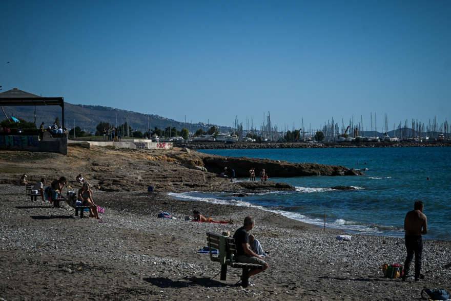 Καιρός: Ξεχύθηκε ο κόσμος στην παραλία του Φλοίσβου - Δείτε φωτογραφίες