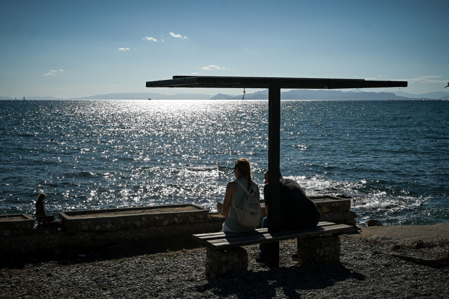 Καιρός: Ξεχύθηκε ο κόσμος στην παραλία του Φλοίσβου - Δείτε φωτογραφίες