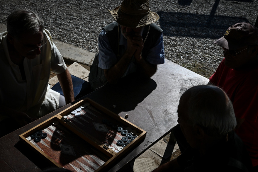 Καιρός: Ξεχύθηκε ο κόσμος στην παραλία του Φλοίσβου - Δείτε φωτογραφίες