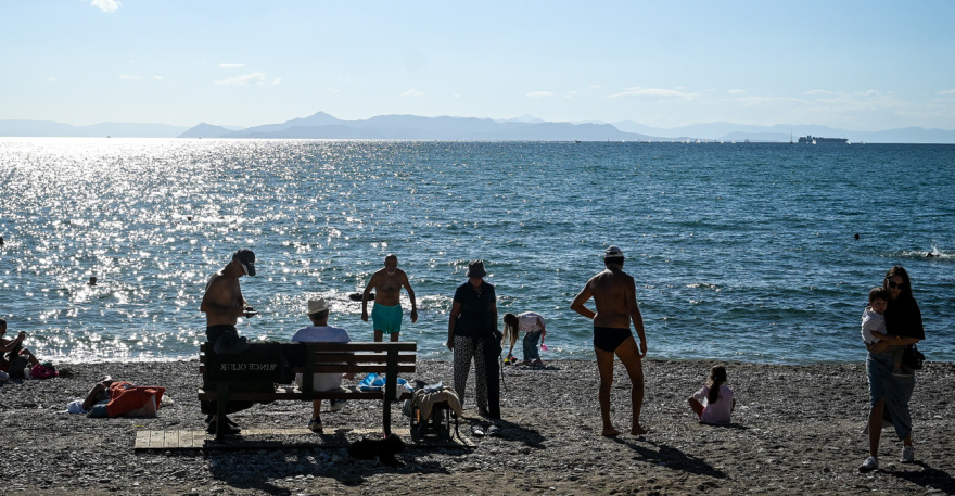 Καιρός: Ξεχύθηκε ο κόσμος στην παραλία του Φλοίσβου - Δείτε φωτογραφίες