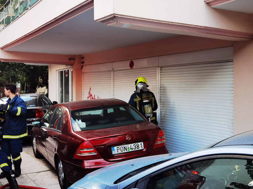 Φωτιά σε πολυκατοικία στα Κάτω Πατήσια - Δείτε φωτογραφίες