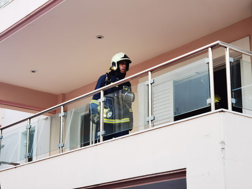 Φωτιά σε πολυκατοικία στα Κάτω Πατήσια - Δείτε φωτογραφίες