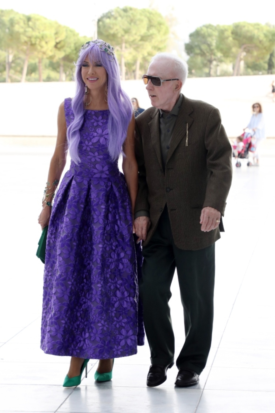 Κωνσταντίνος Πλεύρης: Κι άλλη εμφάνιση σε σόου μόδας με την Τζόρτζια Σιακαβάρα ντυμένη στα μωβ