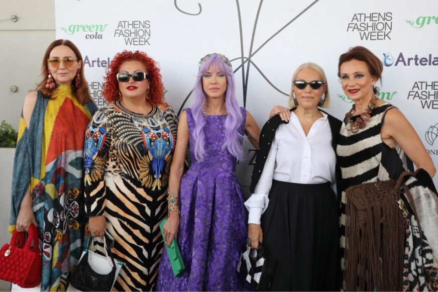 Κωνσταντίνος Πλεύρης: Κι άλλη εμφάνιση σε σόου μόδας με την Τζόρτζια Σιακαβάρα ντυμένη στα μωβ