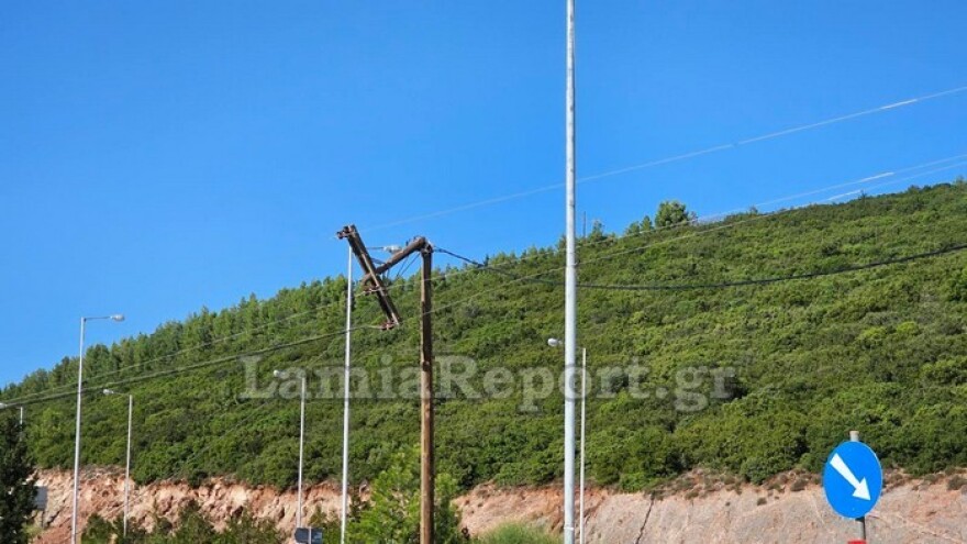 Λαμία: Κολόνα του ΔΕΔΔΗΕ κόπηκε στα δύο - Δείτε βίντεο και φωτογραφίες