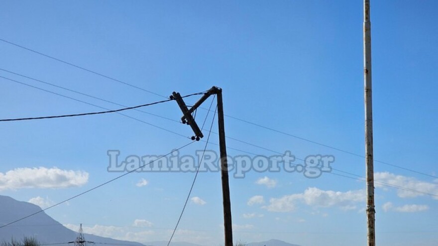 Λαμία: Κολόνα του ΔΕΔΔΗΕ κόπηκε στα δύο - Δείτε βίντεο και φωτογραφίες