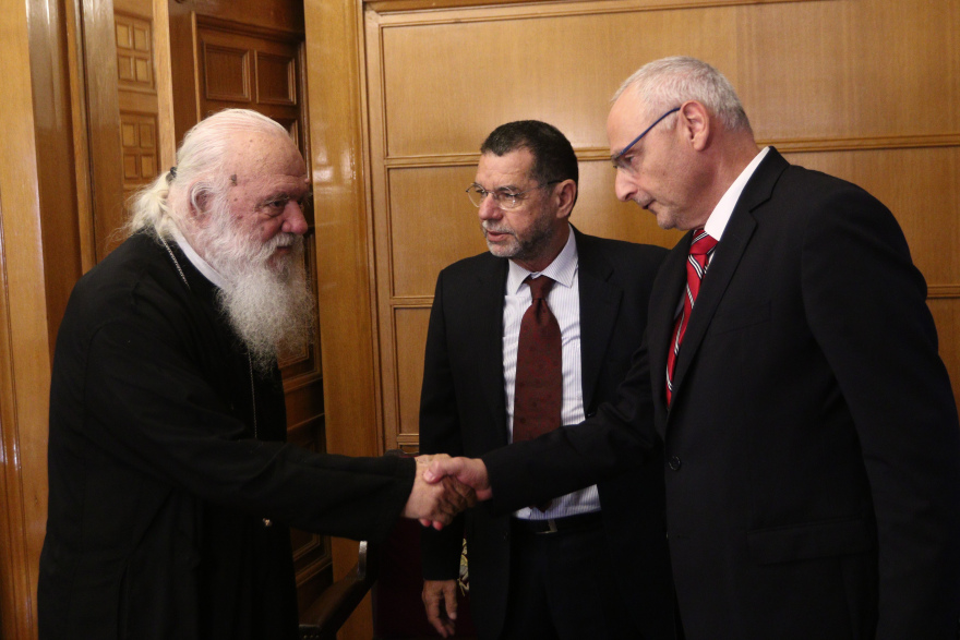 Με συγγενείς ομήρων της Χαμάς συναντήθηκε ο αρχιεπίσκοπος Ιερώνυμος 