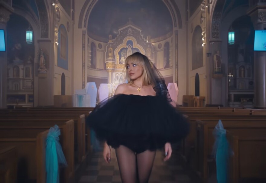 Σαμπρίνα Κάρπεντερ: Αντιδράσεις για το νέο βίντεοκλιπ που γυρίστηκε μέσα σε εκκλησία - Βίαιο και προκλητικό το περιεχόμενο, αναφέρουν