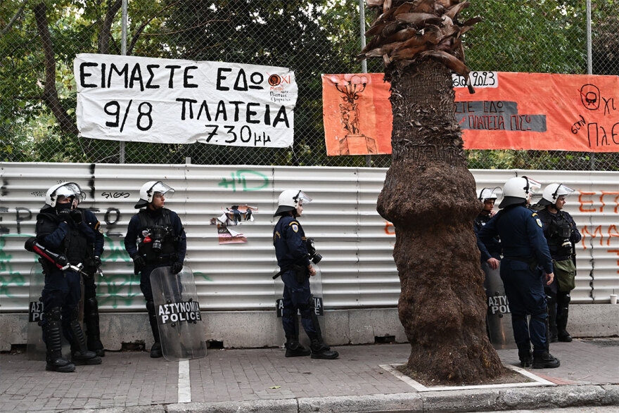 Ο πόλεμος της χαρουπιάς στα Εξάρχεια: Δεν θα κοπούν δένδρα, λένε από το Μετρό - Η μελέτη δεν είναι σοβαρή,  απαντά ο Δούκας 