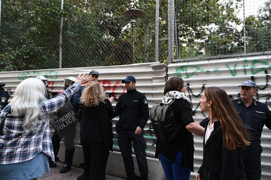 Ο πόλεμος της χαρουπιάς στα Εξάρχεια: Δεν θα κοπούν δένδρα, λένε από το Μετρό - Η μελέτη δεν είναι σοβαρή,  απαντά ο Δούκας 