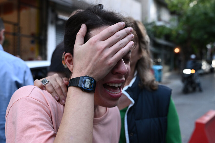 Ο πόλεμος της χαρουπιάς στα Εξάρχεια: Δεν θα κοπούν δένδρα, λένε από το Μετρό - Η μελέτη δεν είναι σοβαρή,  απαντά ο Δούκας 