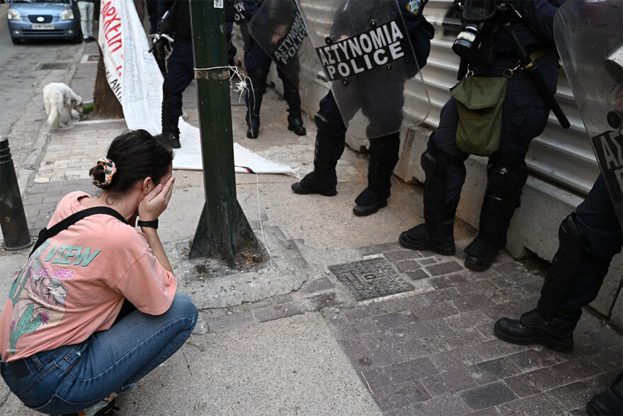 Ο πόλεμος της χαρουπιάς στα Εξάρχεια: Δεν θα κοπούν δένδρα, λένε από το Μετρό - Η μελέτη δεν είναι σοβαρή,  απαντά ο Δούκας 