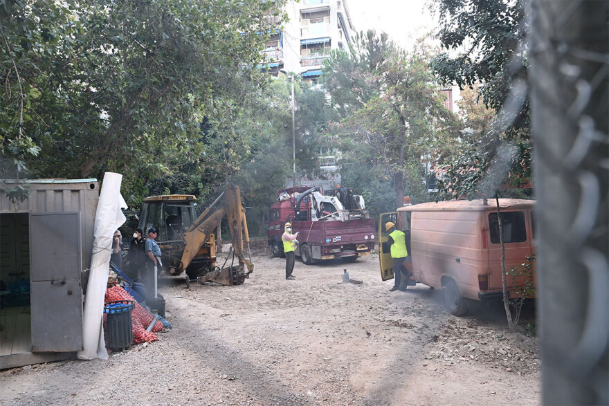 Ο πόλεμος της χαρουπιάς στα Εξάρχεια: Δεν θα κοπούν δένδρα, λένε από το Μετρό - Η μελέτη δεν είναι σοβαρή,  απαντά ο Δούκας 