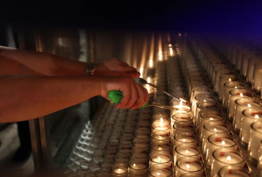 Πόλεμος στο Ισραήλ: Φωτογραφίες των ομήρων της Χαμάς στα τείχη της παλιάς πόλης της Ιερουσαλήμ, «κόκκινα» τα κιμπούτς για τα θύματα