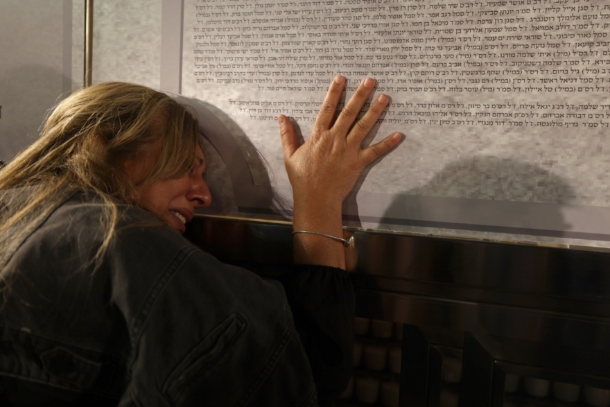 Πόλεμος στο Ισραήλ: Φωτογραφίες των ομήρων της Χαμάς στα τείχη της παλιάς πόλης της Ιερουσαλήμ, «κόκκινα» τα κιμπούτς για τα θύματα