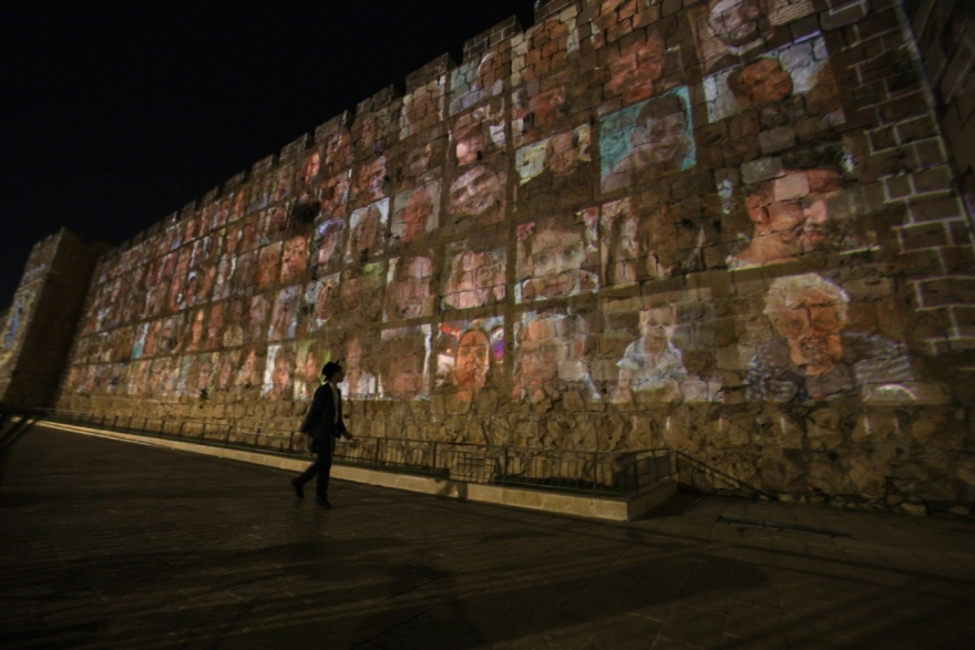 Πόλεμος στο Ισραήλ: Φωτογραφίες των ομήρων της Χαμάς στα τείχη της παλιάς πόλης της Ιερουσαλήμ, «κόκκινα» τα κιμπούτς για τα θύματα