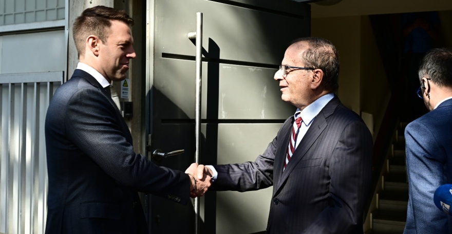 Το τετ α τετ Κασσελάκη – Ανδρουλάκη στη Βουλή και ο... πράσινος καναπές