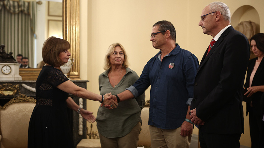 Σακελλαροπούλου σε συγγενείς απαχθέντων της Χαμάς: Προέχει να απελευθερωθεί άμεσα και χωρίς όρους το σύνολο των ομήρων