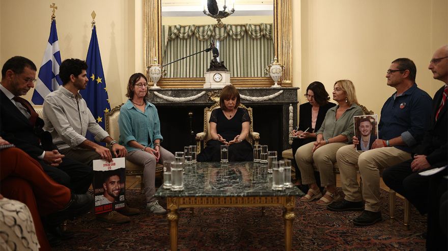 Σακελλαροπούλου σε συγγενείς απαχθέντων της Χαμάς: Προέχει να απελευθερωθεί άμεσα και χωρίς όρους το σύνολο των ομήρων