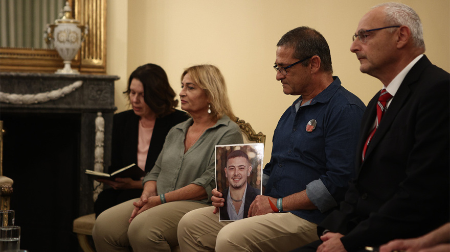 Σακελλαροπούλου σε συγγενείς απαχθέντων της Χαμάς: Προέχει να απελευθερωθεί άμεσα και χωρίς όρους το σύνολο των ομήρων