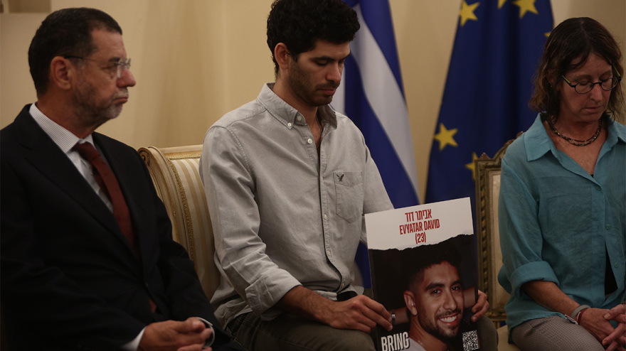 Σακελλαροπούλου σε συγγενείς απαχθέντων της Χαμάς: Προέχει να απελευθερωθεί άμεσα και χωρίς όρους το σύνολο των ομήρων