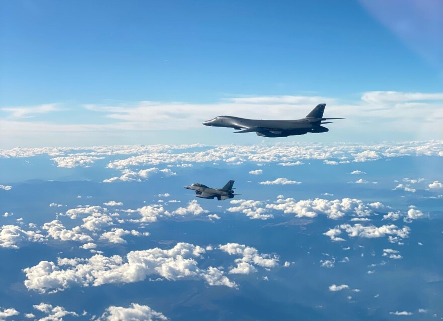 Μαχητικά F-16 και F-4 σε συνεκπαίδευση με τις ΗΠΑ εντός του FIR Αθηνών - Δείτε φωτογραφίες