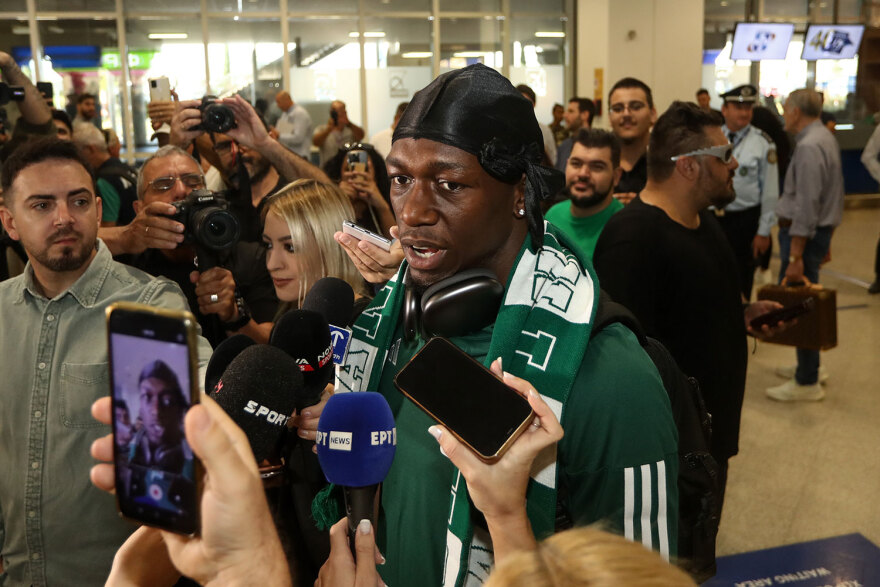 Παναθηναϊκός: Έφτασε στην Αθήνα ντυμένος στα πράσινα ο Ναν - Δείτε φωτογραφίες και βίντεο