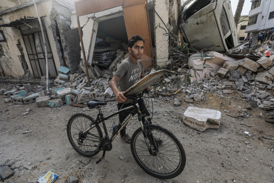 Πόλεμος στο Ισραήλ: Συνεχίζονται οι βομβαρδισμοί, χιλιάδες άμαχοι εγκαταλείπουν τη βόρεια Γάζα - Βίντεο