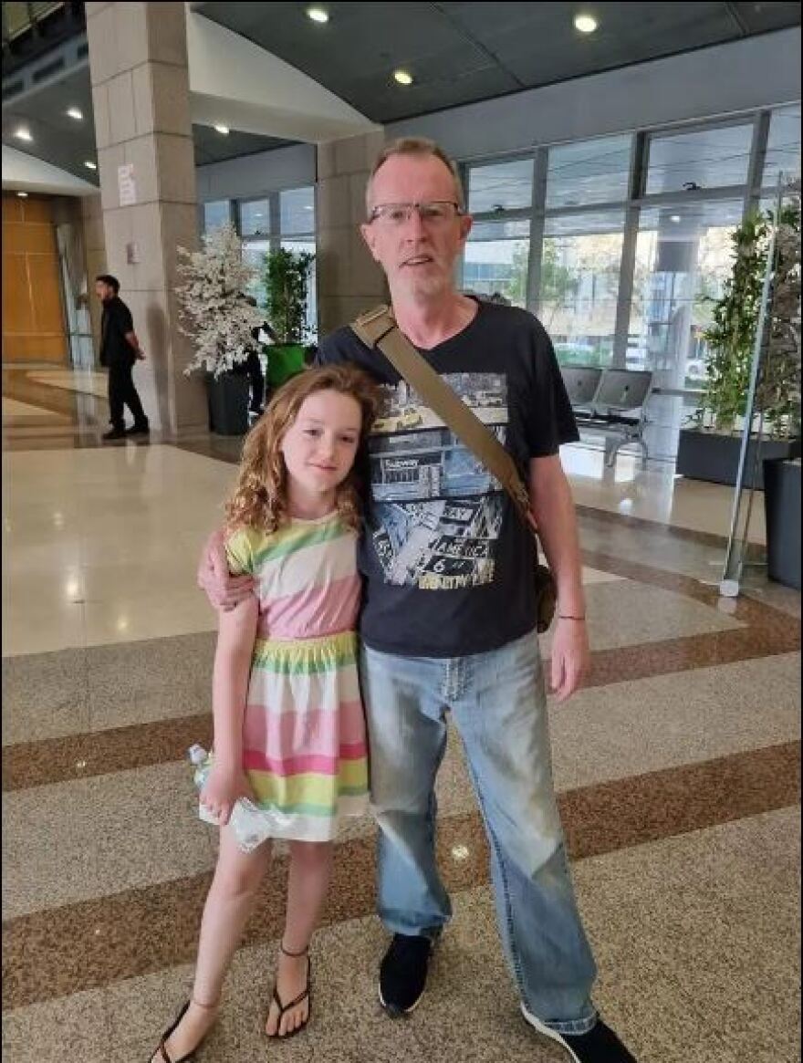 Μετάνιωσε ο πατέρας που είπε ότι ένιωθε ανακούφιση που η κόρη του δολοφονήθηκε από τη Χαμάς