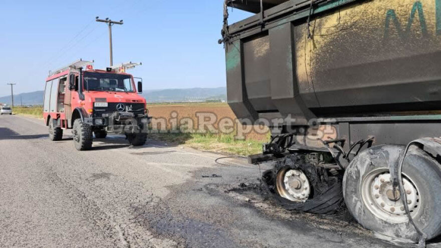 Φωτιά σε φορτηγό που κινούνταν στην εθνική οδό Λαμίας - Καρπενησίου, δείτε φωτογραφίες