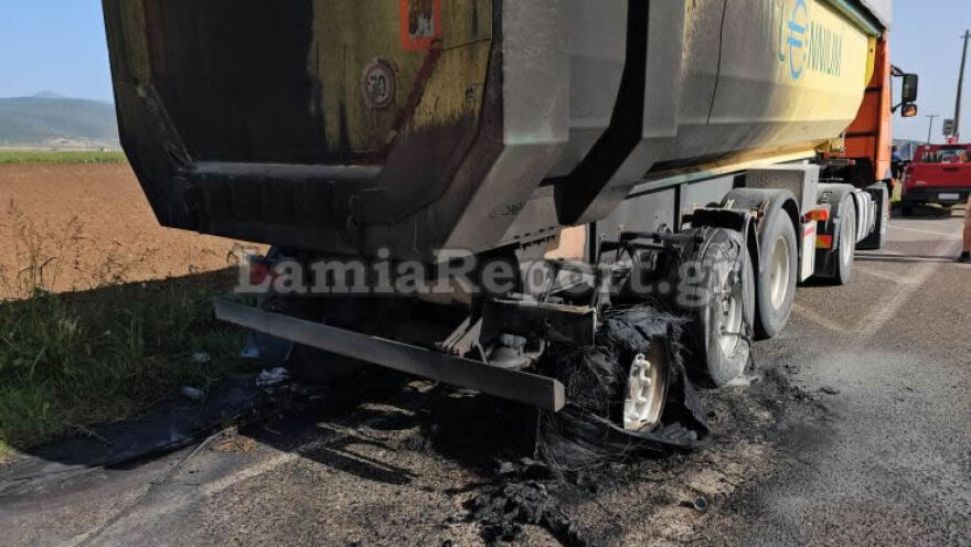 Φωτιά σε φορτηγό που κινούνταν στην εθνική οδό Λαμίας - Καρπενησίου, δείτε φωτογραφίες