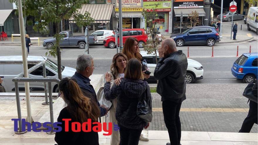 Η συγκινητική στιγμή που οι γονείς της Έμμας αγκαλιάζουν τη γυναίκα που έλαβε το νεφρό της κόρης τους