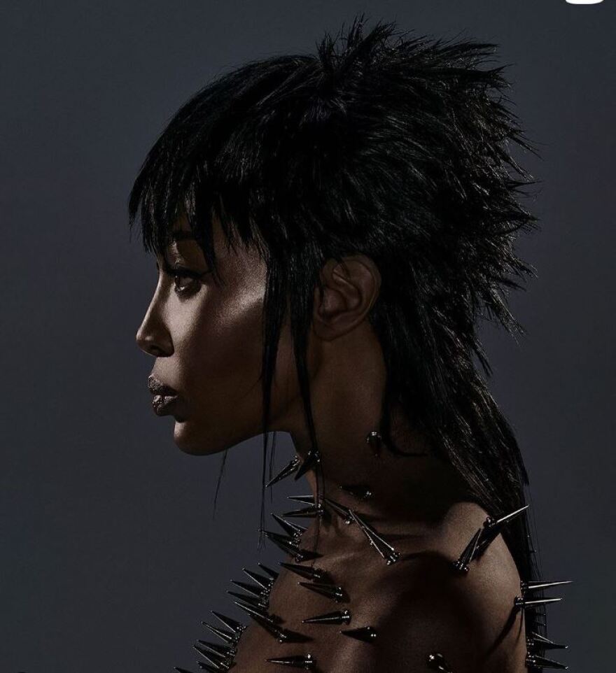 Ναόμι Κάμπελ: Ποζάρει γυμνή και καλυμμένη με ασημένια καρφιά